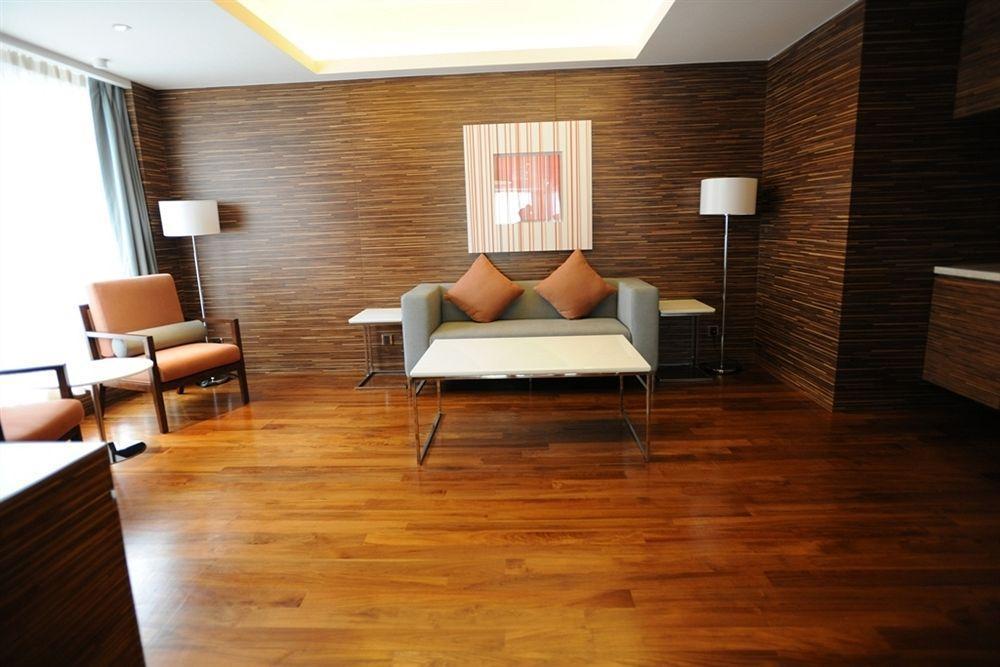 Nina Hotel Tsuen Wan West Hong Kong Exterior foto A living room in a suite at the Mandarin Oriental, Hong Kong
