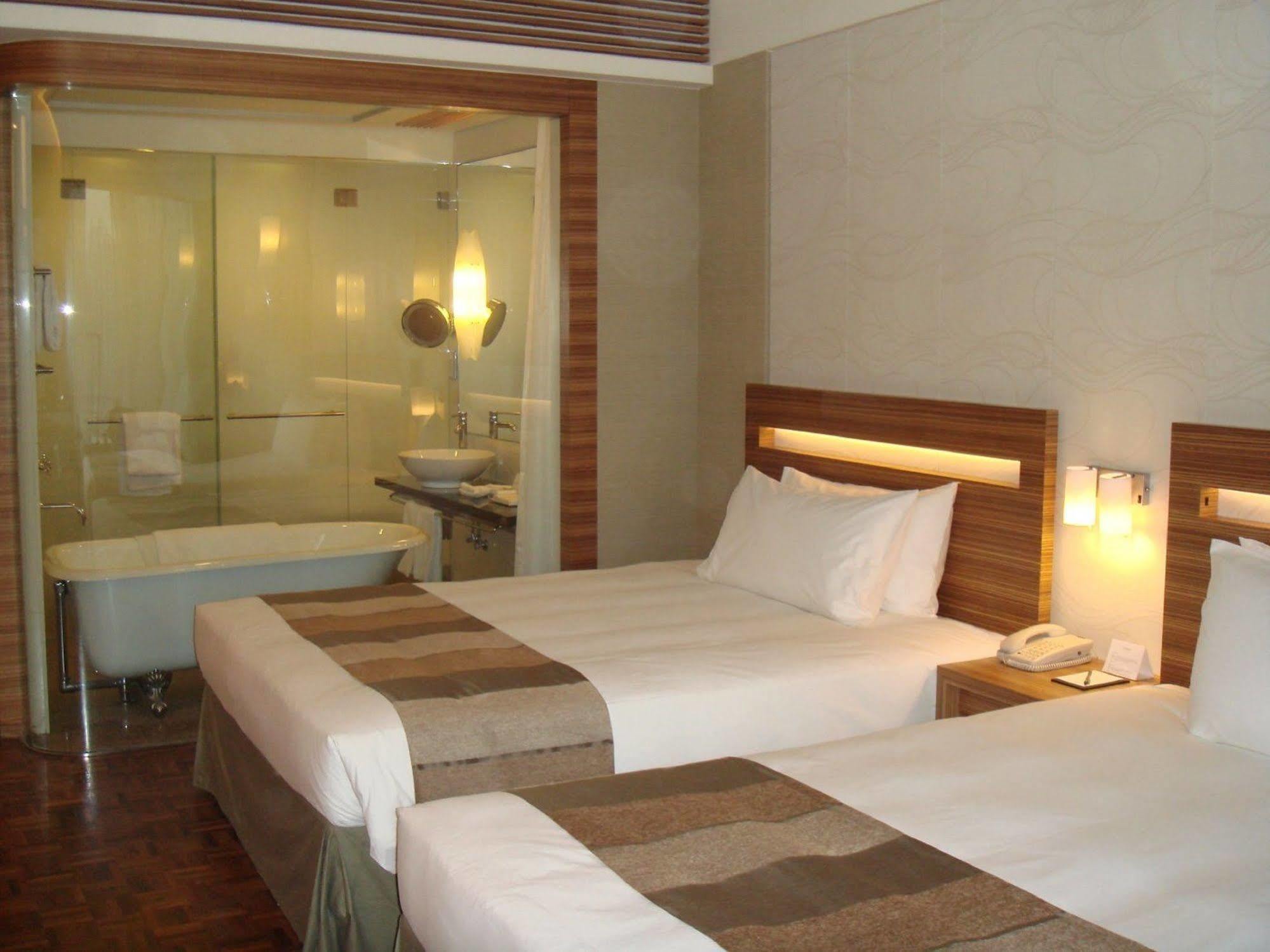 Nina Hotel Tsuen Wan West Hong Kong Exterior foto A room at the hotel