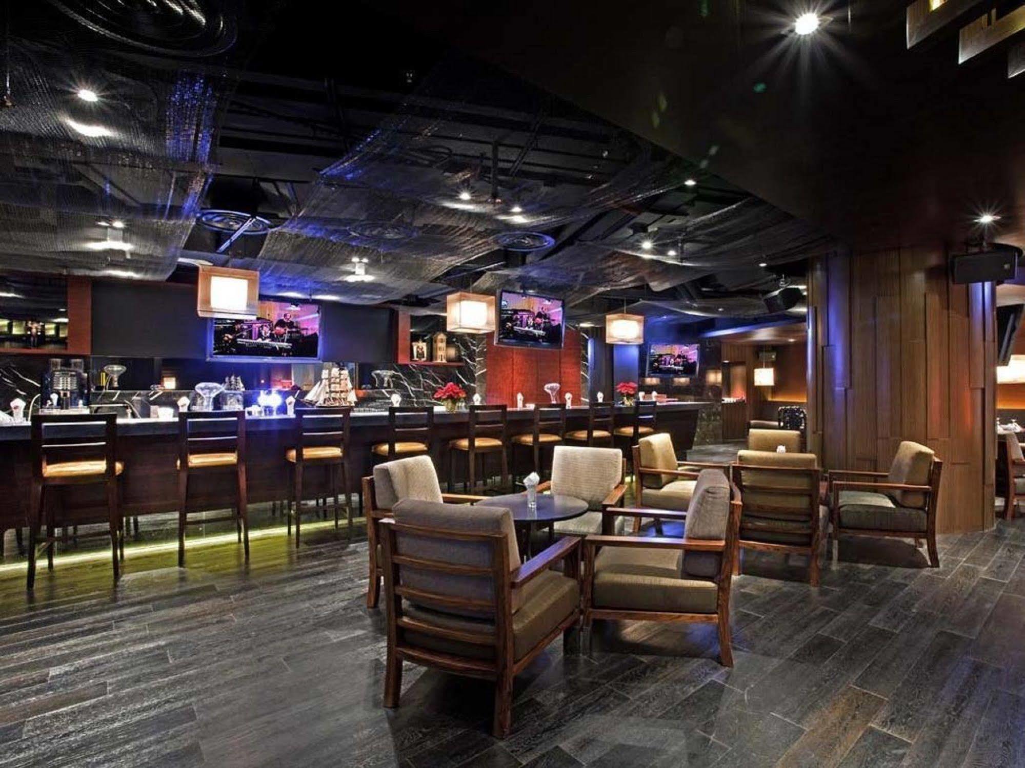 Nina Hotel Tsuen Wan West Hong Kong Exterior foto The interior of the bar