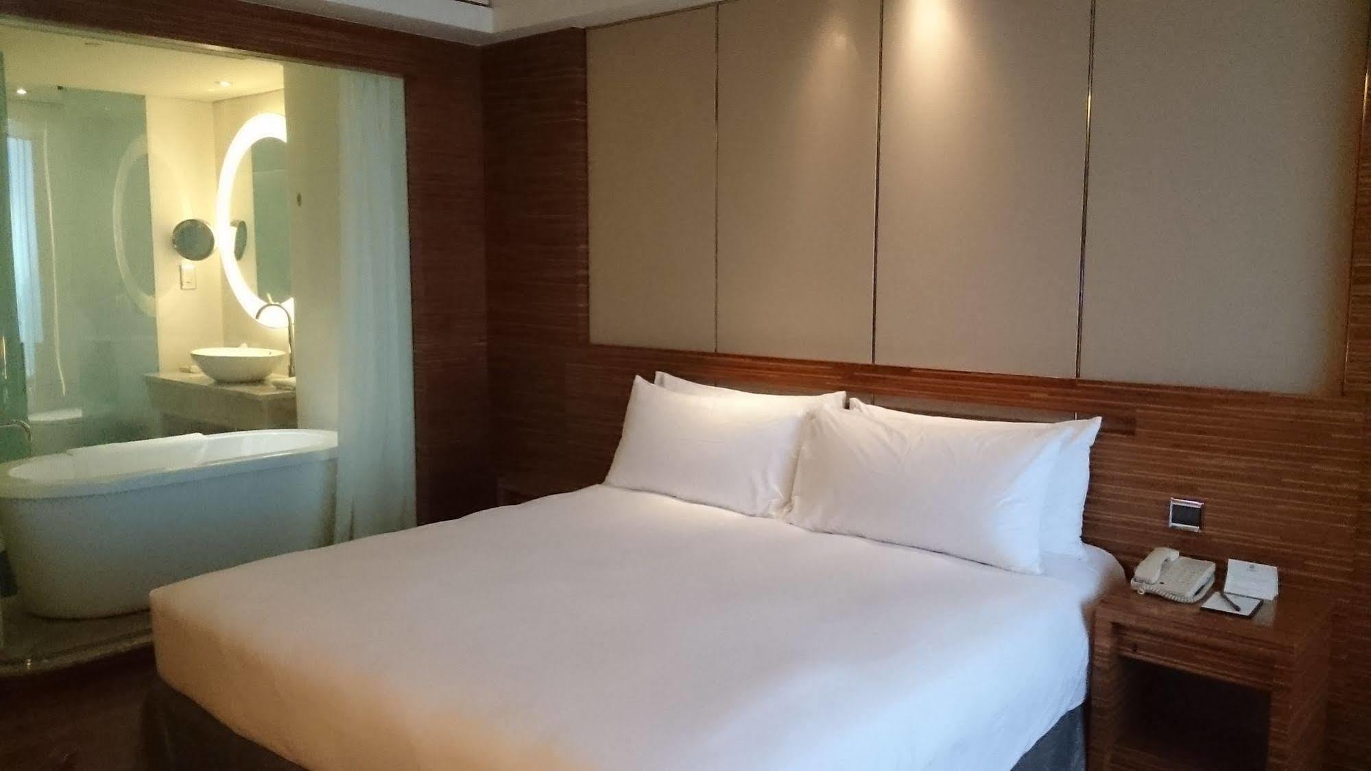 Nina Hotel Tsuen Wan West Hong Kong Exterior foto A room at the hotel